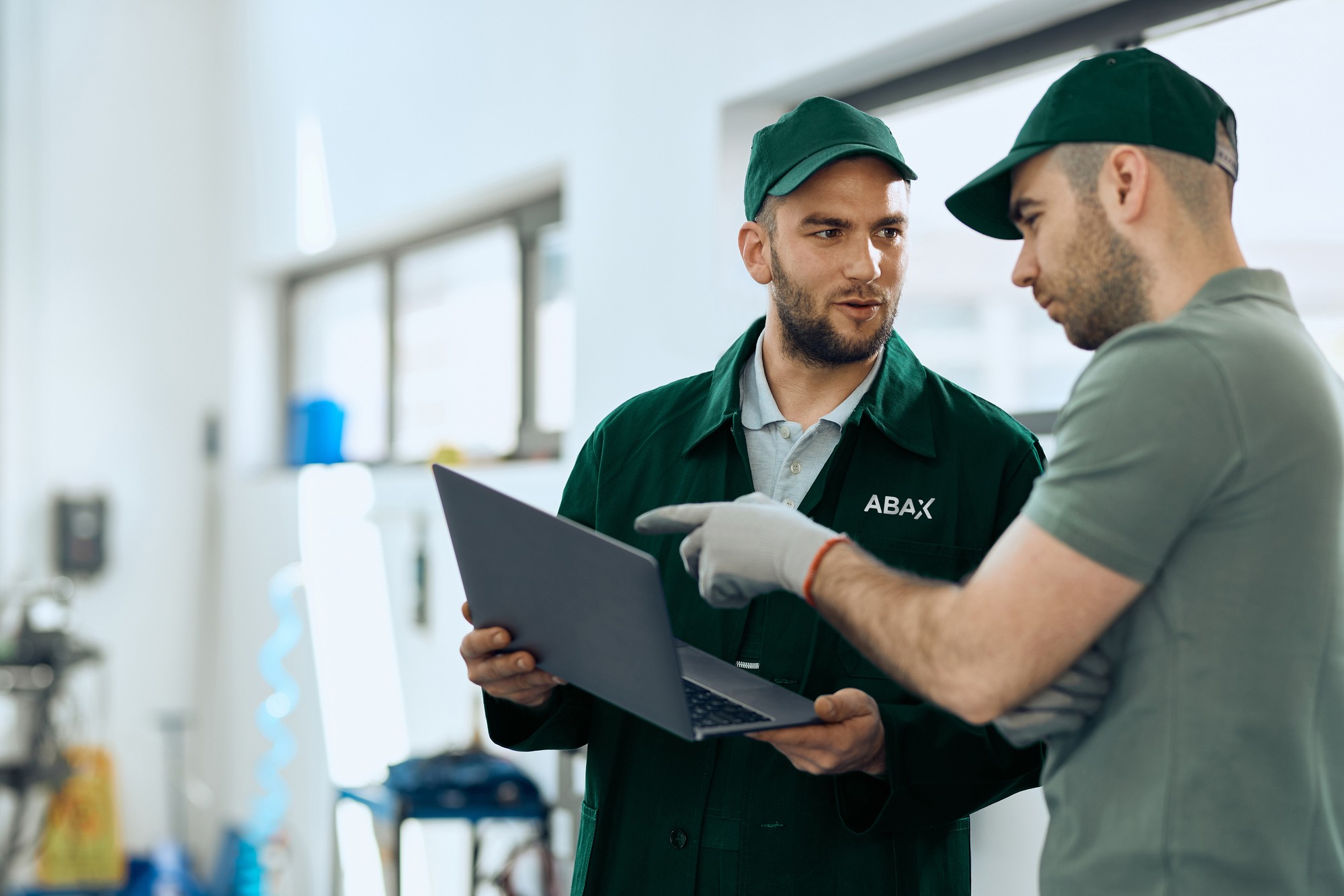 Zwei Arbeiter besprechen Projekt am Laptop